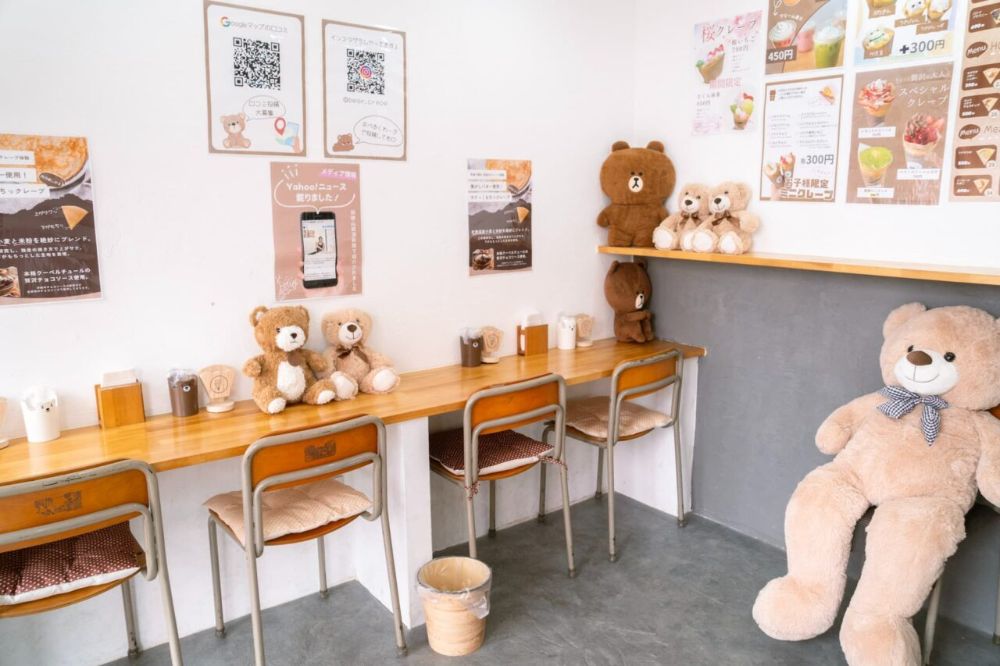 テディベアが並ぶべあくれーぷの店内とカウンター4席
